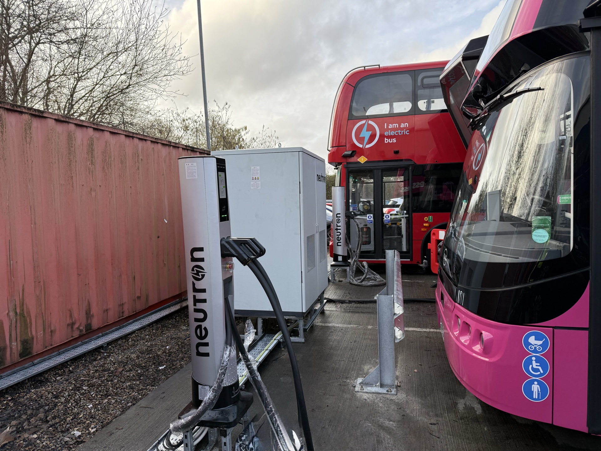 Ultra-rapid EV charging hub with shared power architecture